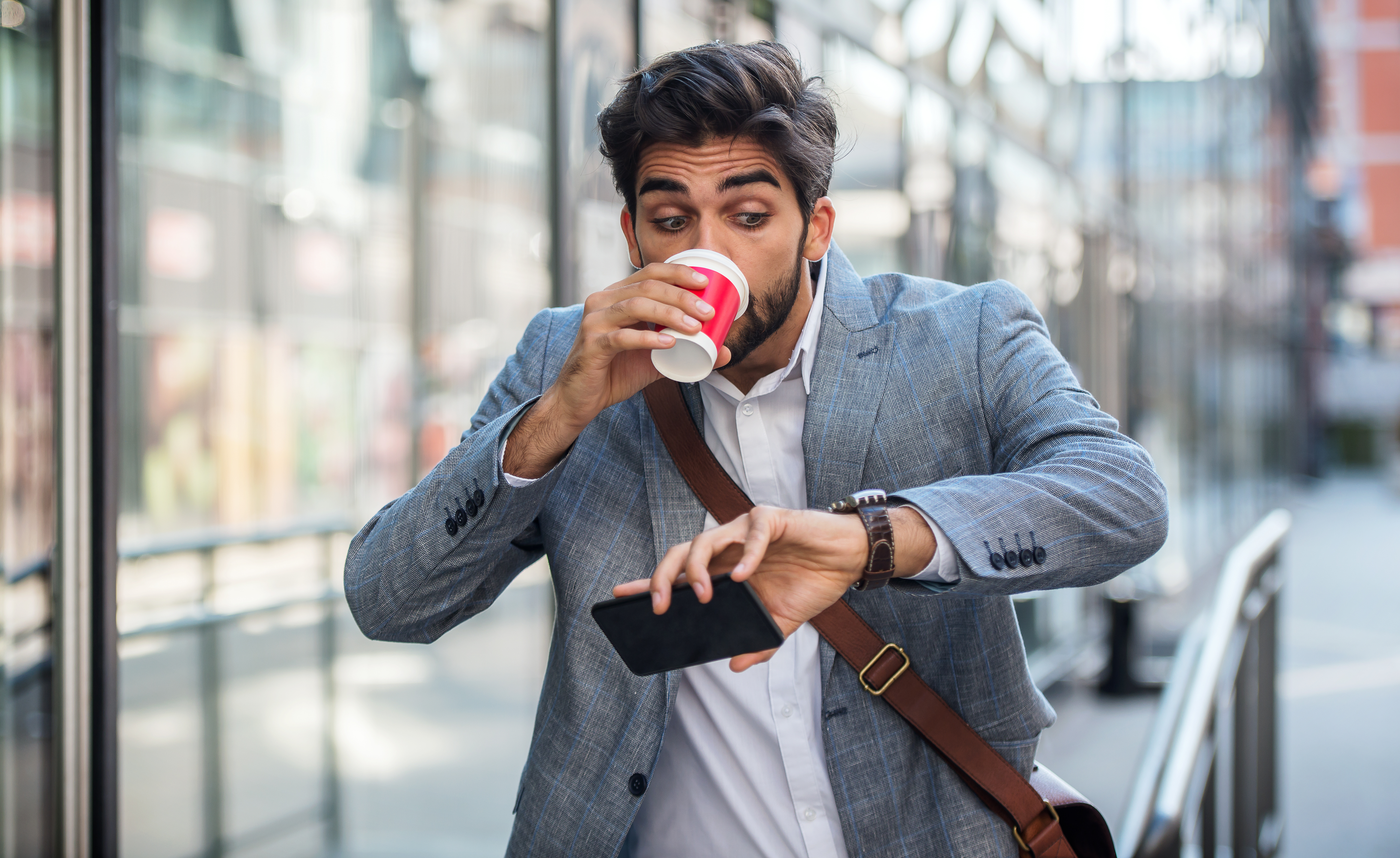 Homme en retard qui n'a pas pris son petit-déjeuner